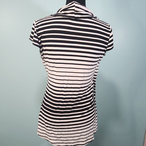 Coco Blanco Striped Blouse Medium
Lot I - Picture 6 of 6